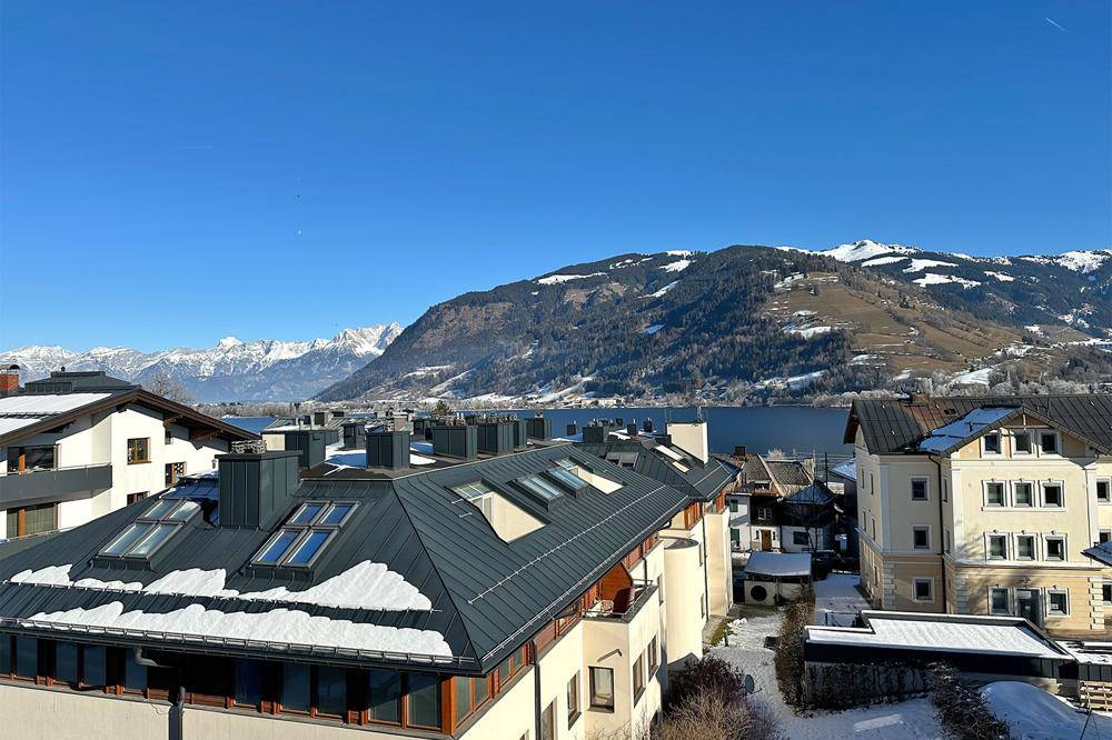 Aussicht zum tiefblauen Zeller See und die Berge