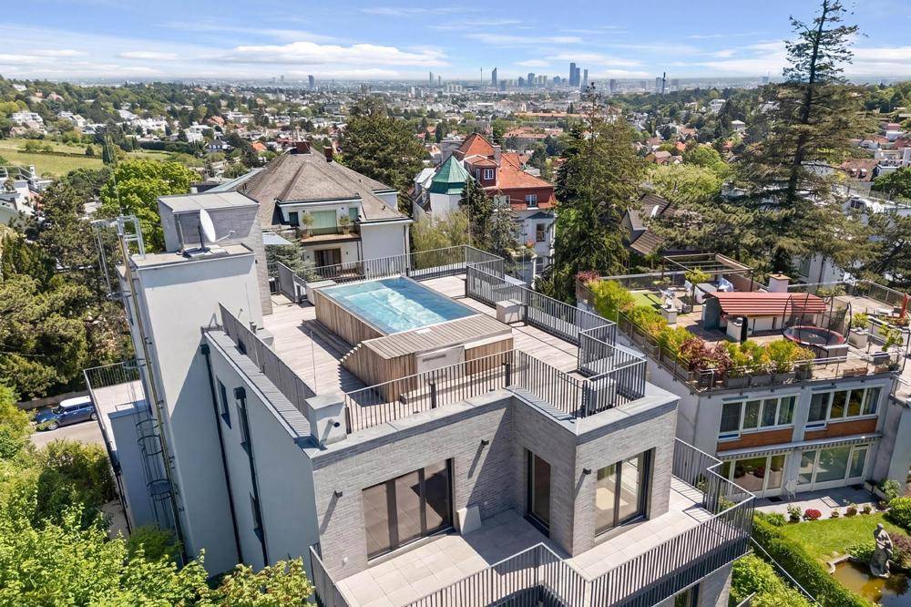 Moderne Wohnanlage mit Dachterrasse, Pool und Panoramablick auf die Stadt.