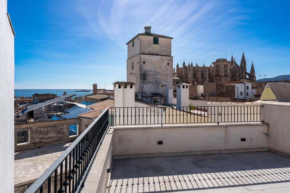 Geräumige Dachterrasse mit Blick auf die Stadt, das Meer und die Kathedrale von Palma.