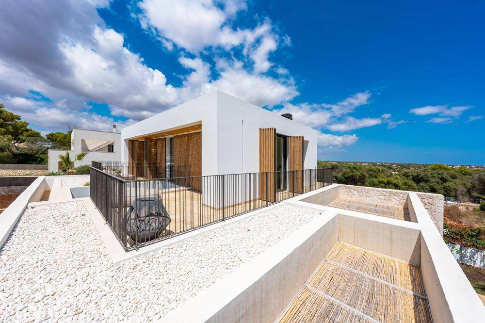 Dachterrasse mit Kiesbelag und weitem Blick über die Landschaft.