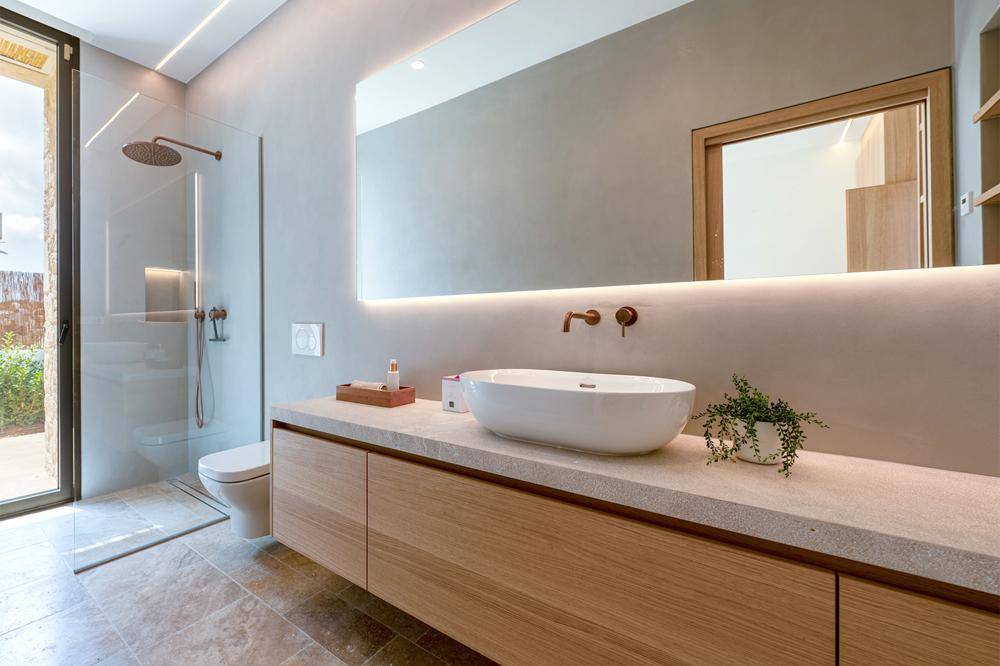 Modernes Badezimmer mit großer begehbarer Dusche, Einzelwaschbecken und Fenster.
