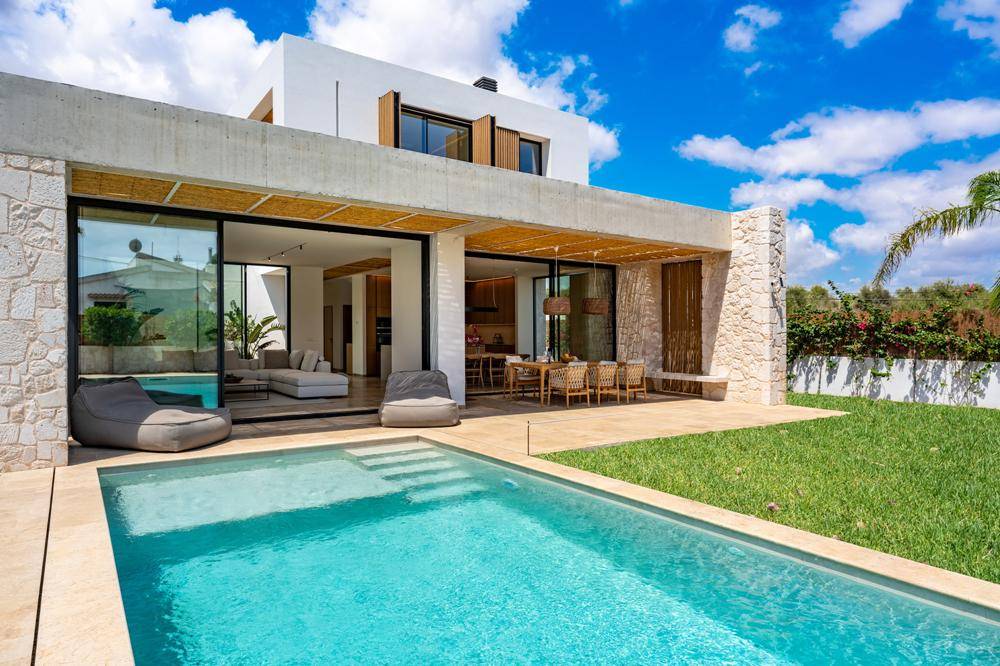Luxuriöse Villa mit privatem Pool, Sonnenterrasse und direktem Zugang zum Wohnbereich.