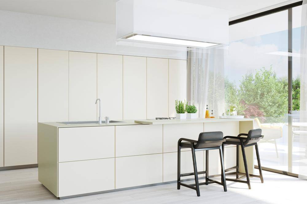 Minimalistische Küche mit heller Kücheninsel, integriertem Spülbecken und Zugang zur Terrasse.