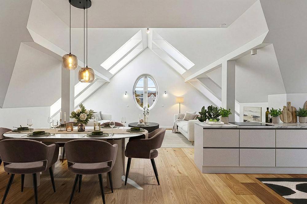 Offener Wohnbereich mit Esszimmer und integrierter Küche unter Dachschrägen und mit viel Tageslicht.