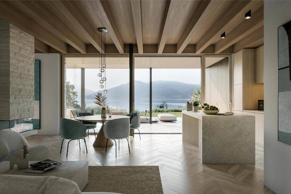 Heller offener Wohn-Essbereich mit Holzbalkendecke, Parkettboden und Seeblick durch große Fenster.
