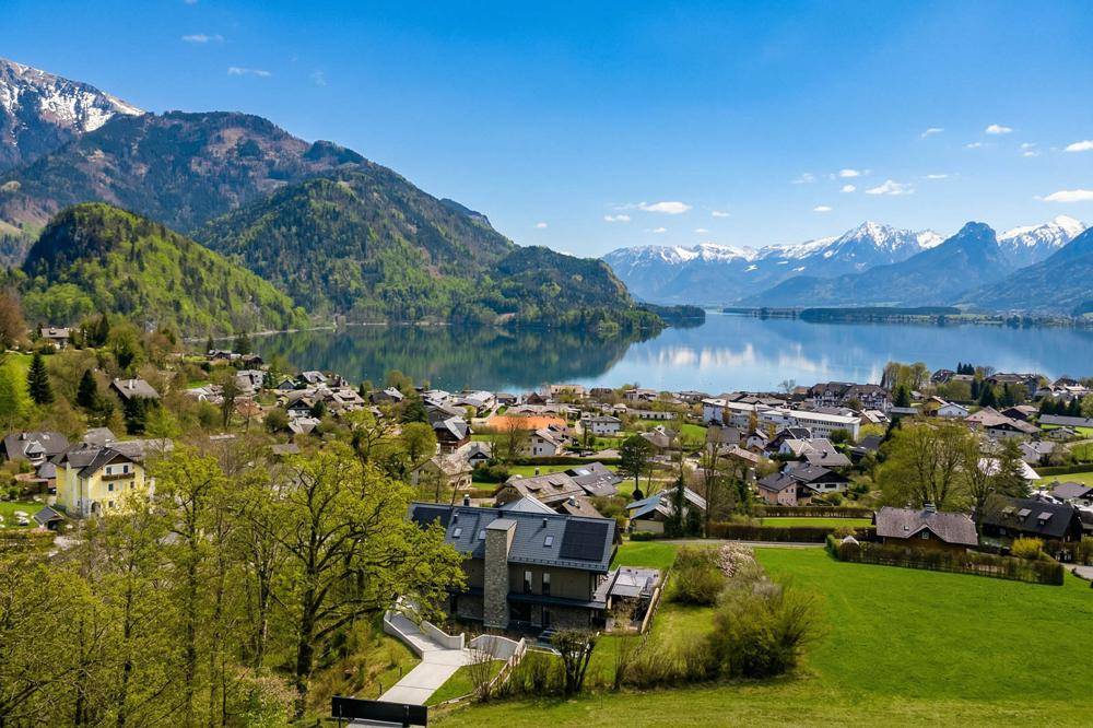 Panoramablick auf den malerischen See, die umliegenden Berge und das charmante Dorf.