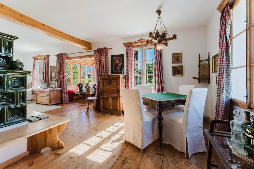 Heller Essbereich mit Holzboden, traditionellen Möbeln und Blick in den Wintergarten.
