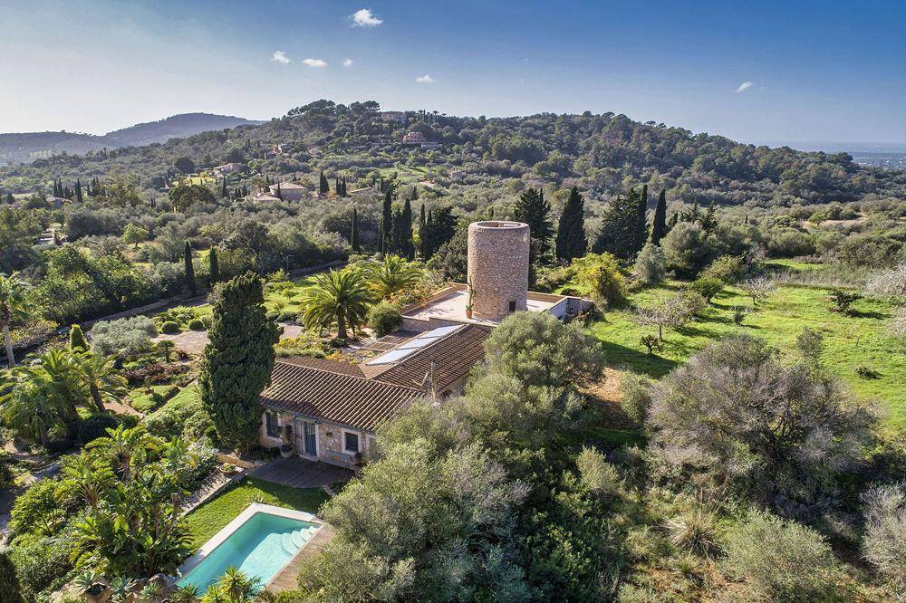 Luftaufnahme des Anwesens mit Pool, Turm und weitläufiger mediterraner Landschaft.