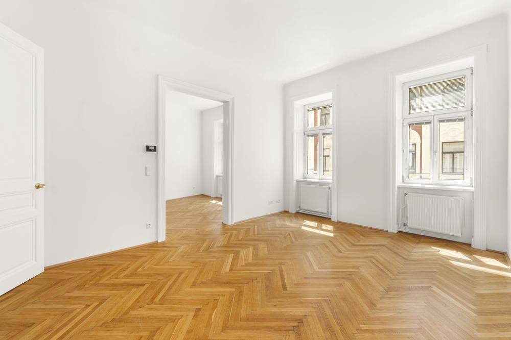 Großzügige Fensterflächen schaffen einen lichtdurchfluteten Wohnbereich