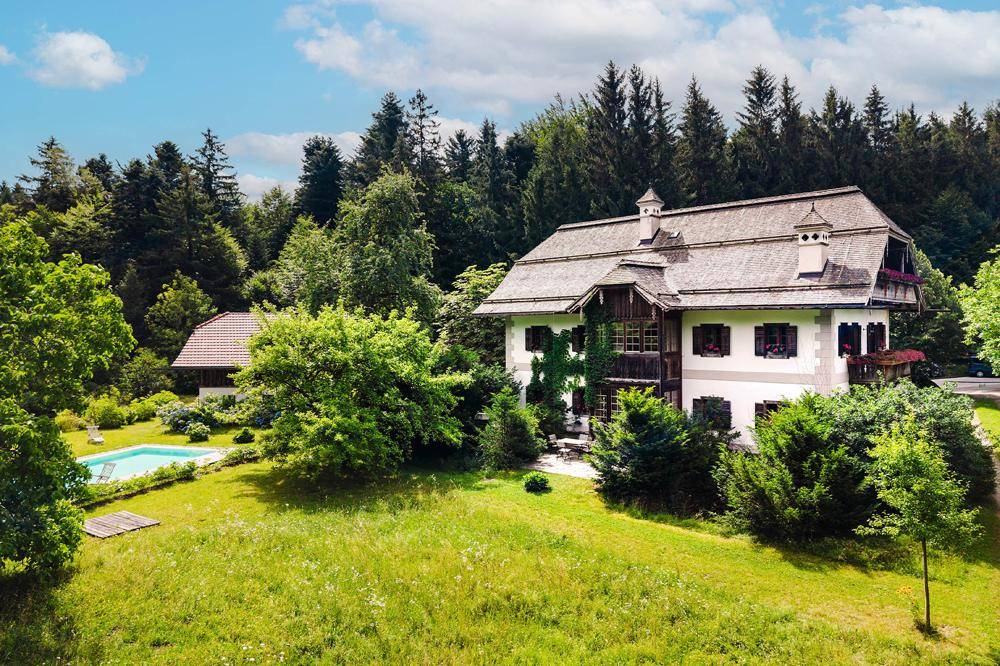 Großzügiges Anwesen mit Haupthaus, Nebengebäude, Pool und weitläufiger Grünfläche.