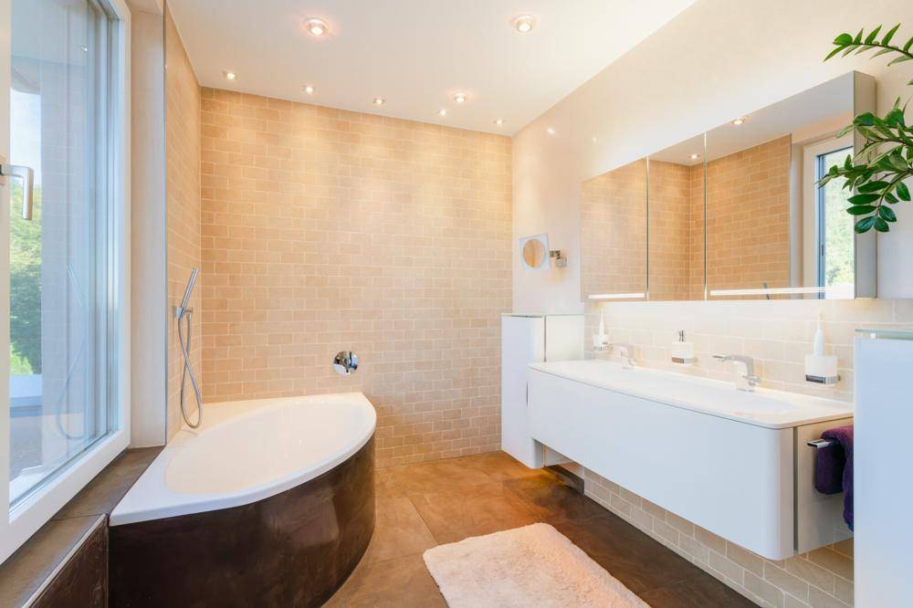 Das stilvolle Tageslicht-Badezimmer ...