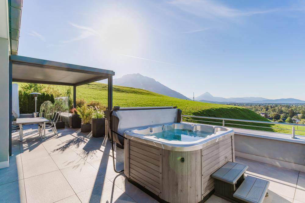 Die rund 89 m² große Dachterrasse mit traumhaftem Blick ...