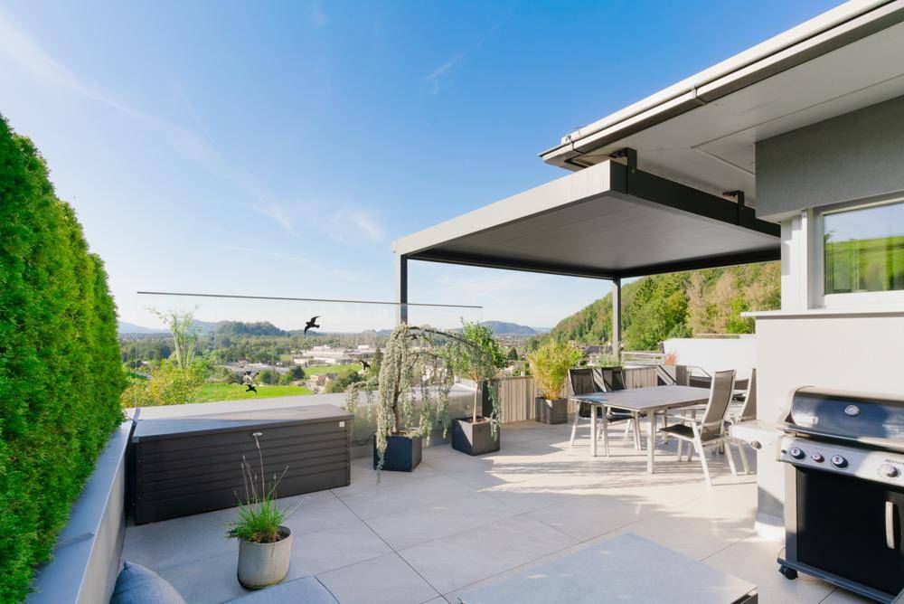 Die Terrasse bietet viel Platz und einen schönen Rückzugsort