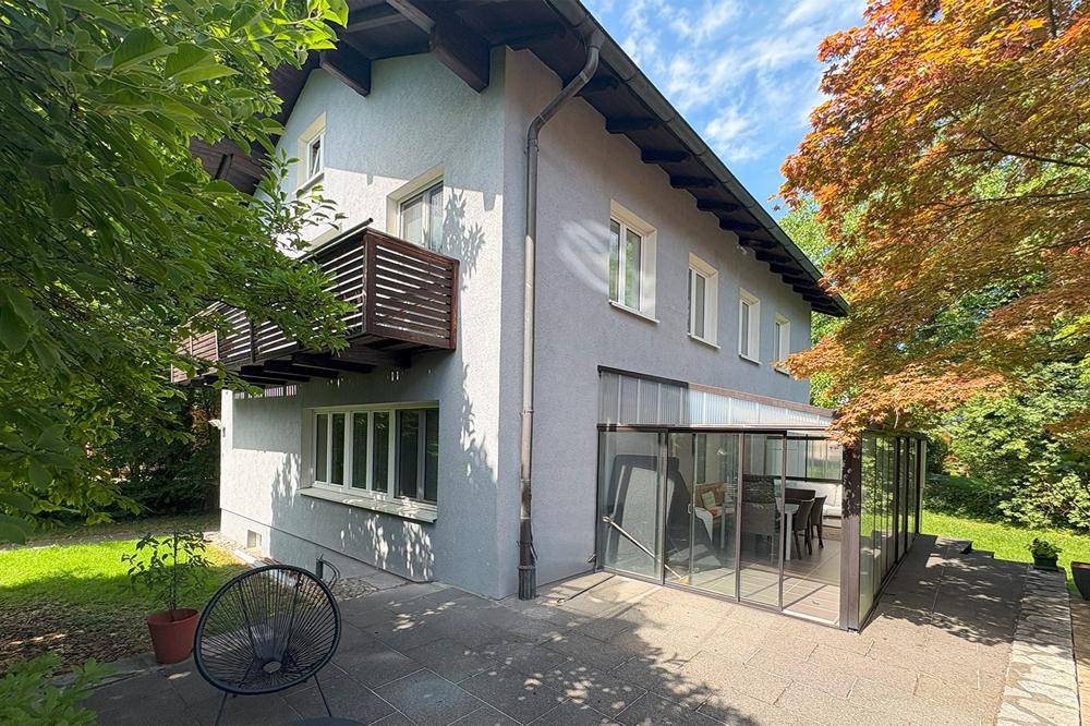 Blick von der Terrasse auf das Haus mit Wintergarten