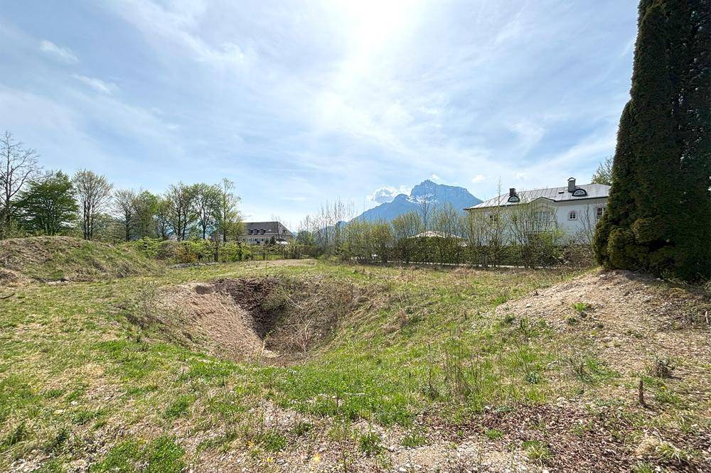 Großes Grundstück mit einer natürlichen Senke und weitem Blick auf die Berge.