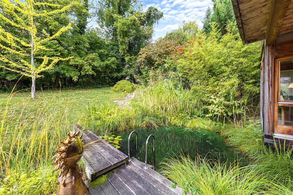 Der liebevoll gestaltete Garten mit Biotop