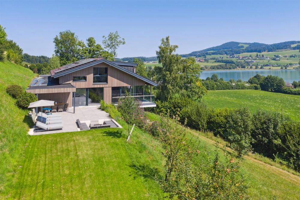 Moderne Villa in idyllischer Hanglage mit Seeblick und weitläufigem Gartenbereich.