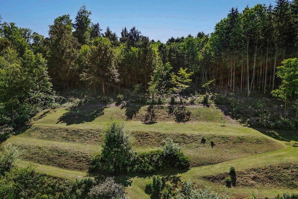 Die sonnigen Terrassen des Panoramagrundstücks