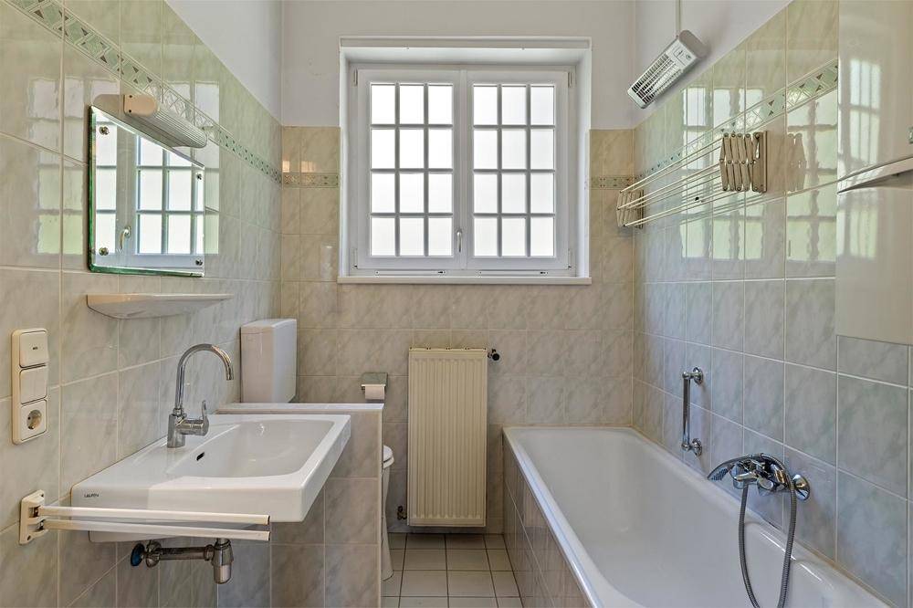 Das Tageslicht-Badezimmer mit Badewanne