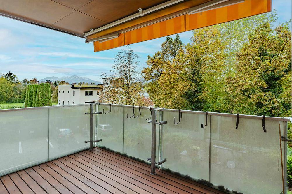 ... mit Zugang zum überdachten Balkon