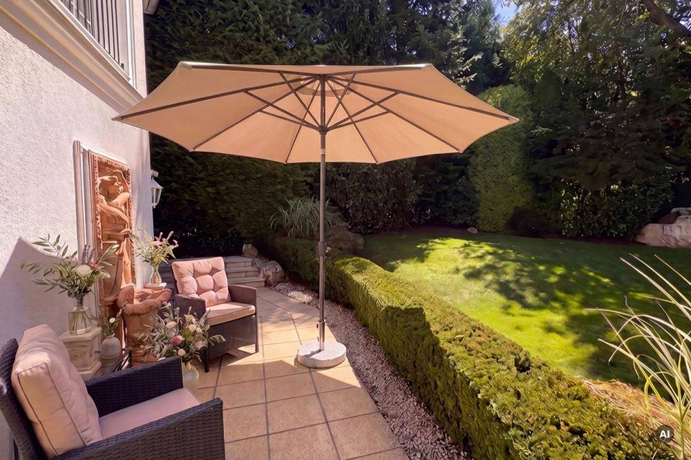 Sonnenverwöhnte Terrasse mit dem skulpturalen Brunnen akzentuiert!