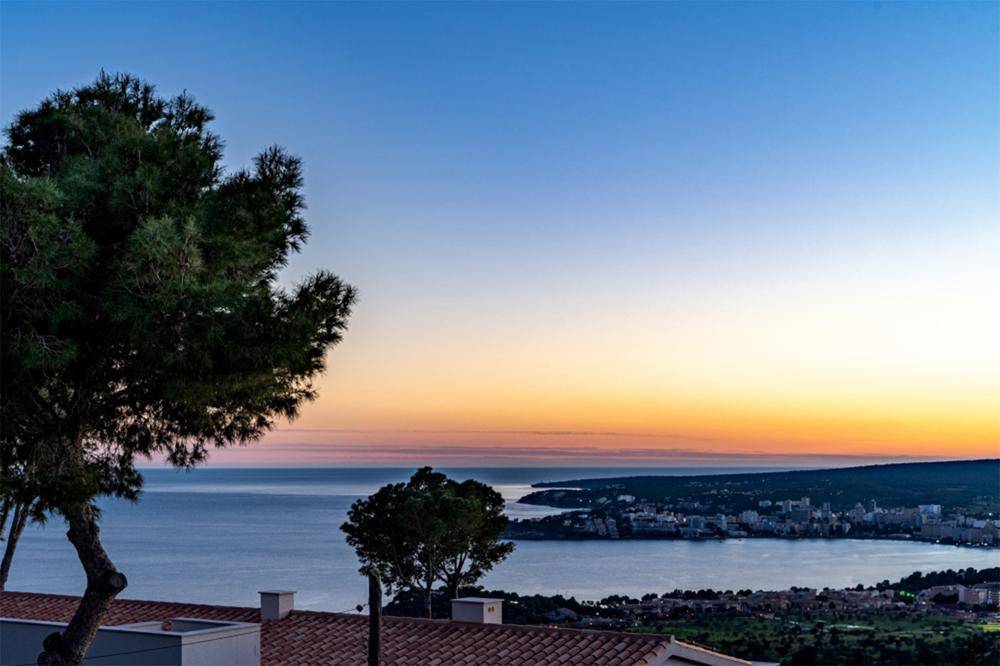 Atemberaubender Panoramablick auf das weite Meer und die Küstenlinie bei Sonnenuntergang.