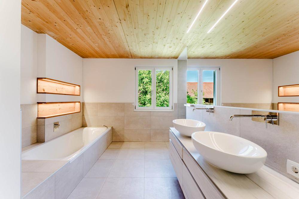 Das großzüge Kinderbadezimmer mit Badewanne und Walk-in Dusche - Wohnhaus 2