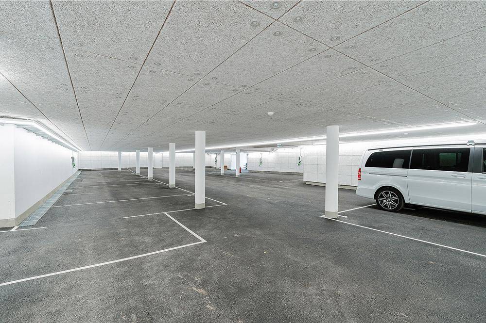 Geräumige Tiefgarage mit mehreren Stellplätzen und moderner Beleuchtung.