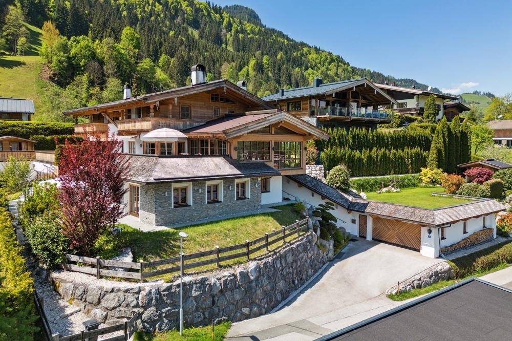 Exklusives Chalet mit integrierter Garage und gepflegter Außenanlage in alpiner Umgebung.
