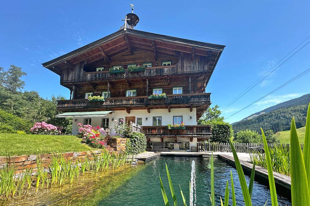 Das Bauernhaus mit Naturteich ...