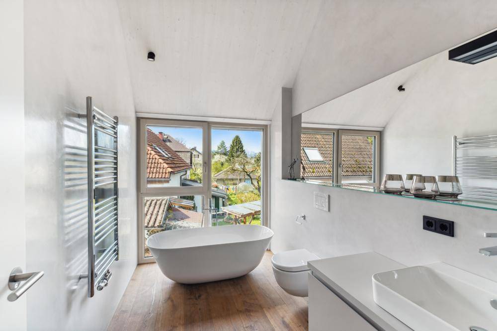 Das Tageslicht-Badezimmer mit freistehender Badewanne