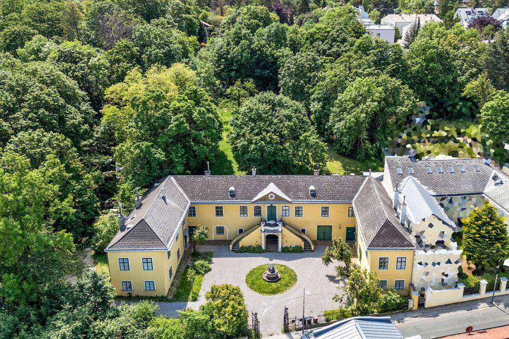 Der parkähnliche Garten umsäumt das Anwesen