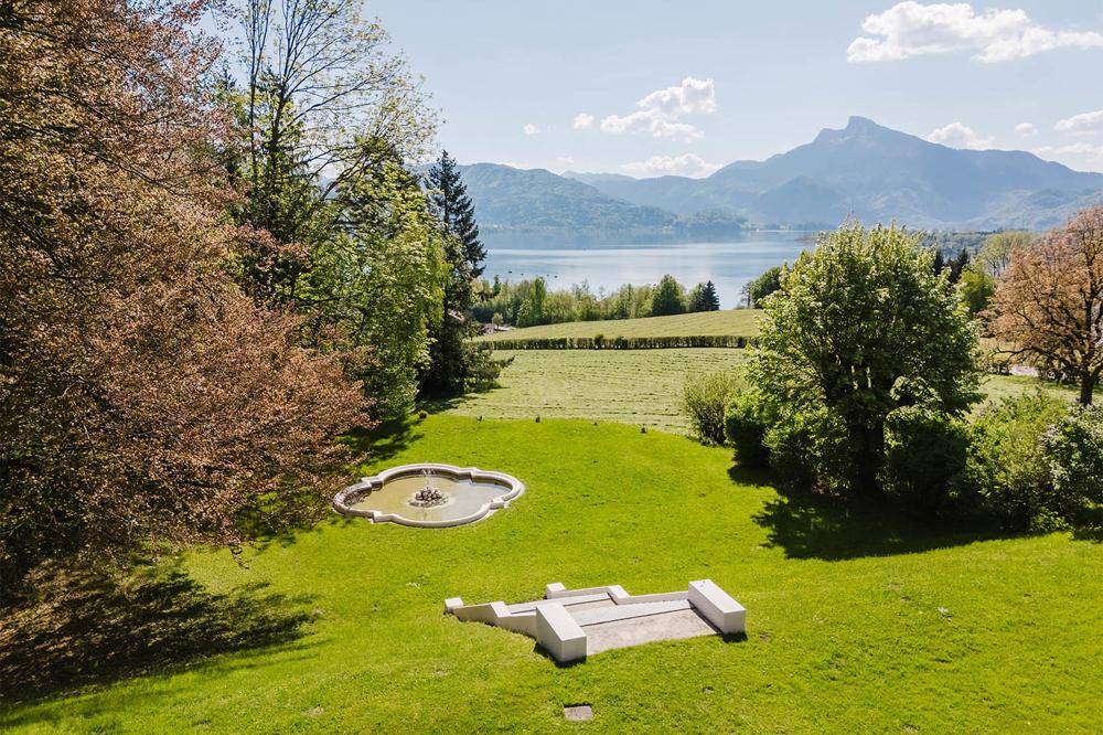 Verspielt schmiegt sich der Springbrunnen in die verträumte Parkanlage