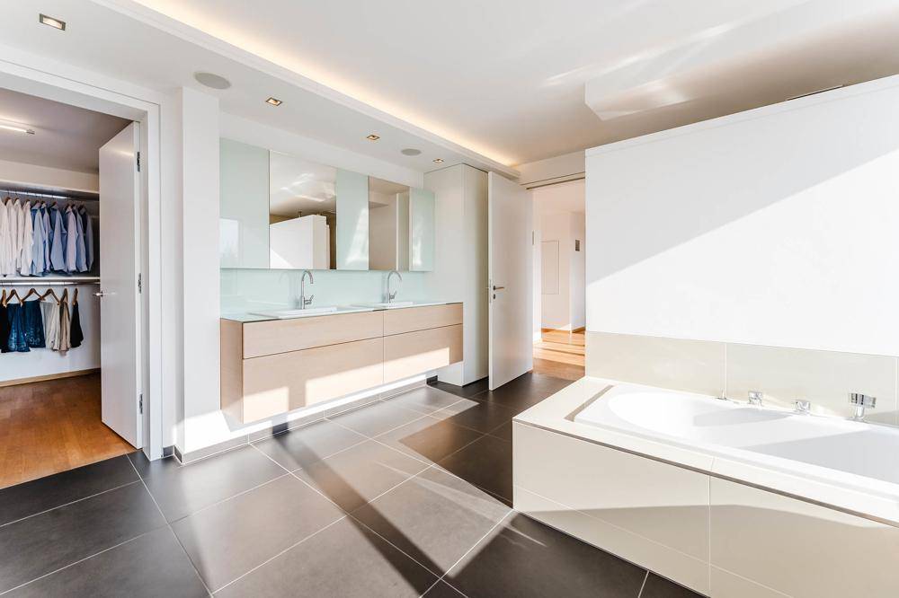 Der en-Suite Masterbathroom nebst Walk-in-Closet