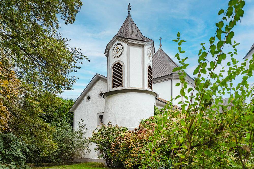 Der bezaubernde Glockenturm der Schlosskapelle