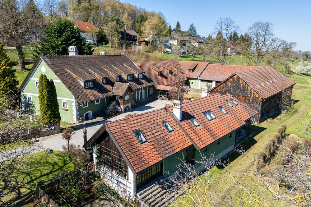 Landjuwel im Wienerwald: Repräsentatives Anwesen auf 37,5 Hektar mit Pool und Naturteich - Ansicht 2