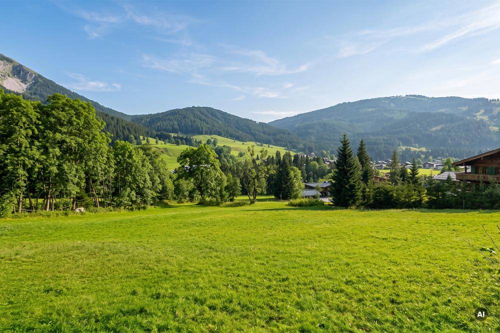 Weitläufige grüne Wiesen und sanfte Hügel, umgeben von Bäumen und einer idyllischen Landschaft.