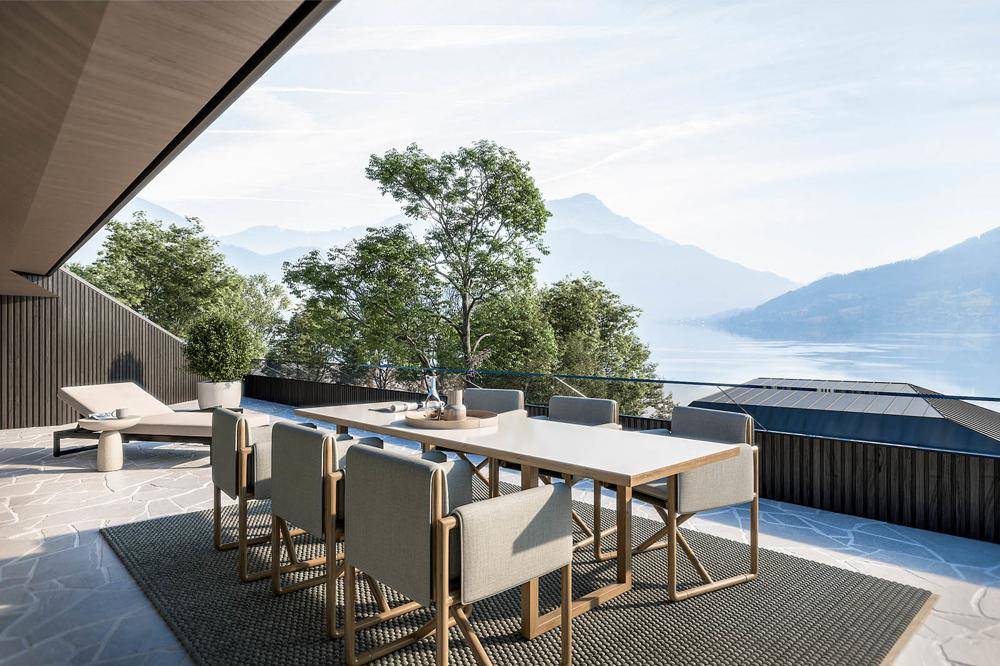 Große Terrasse mit Esstisch und Stühlen, bietet einen atemberaubenden Blick auf den See und die Berge.