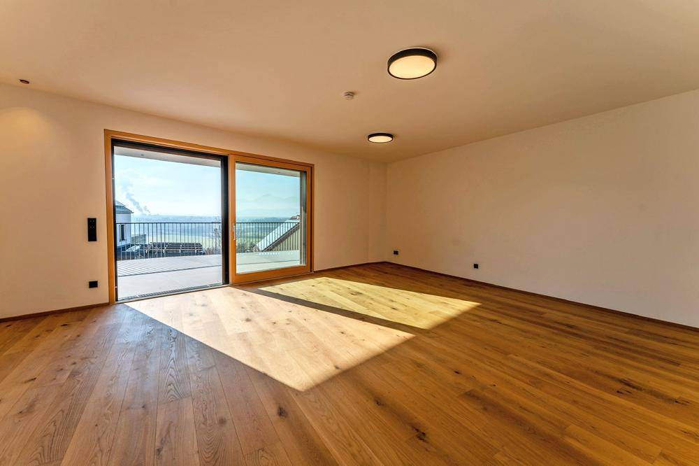 Großzügige Fensterflächen durchfluten die Wohnung mit Tageslicht