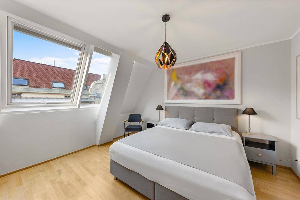 Das freundliche Schlafzimmer im Untergeschoss - ruhig und privat