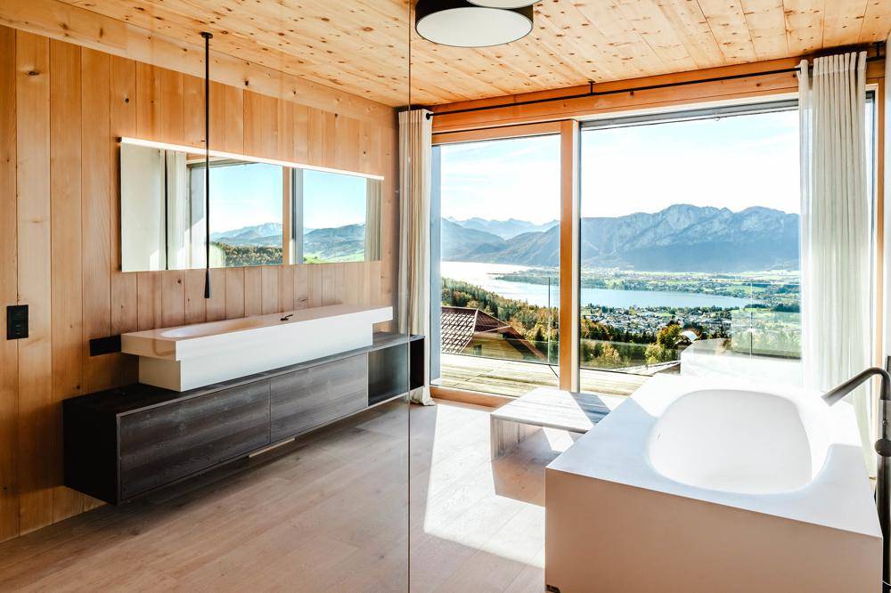 Das Bad en Suite mit Panoramablick