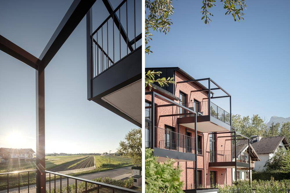 Blick vom Balkon über weite Felder und moderne Balkonkonstruktion des Gebäudes.