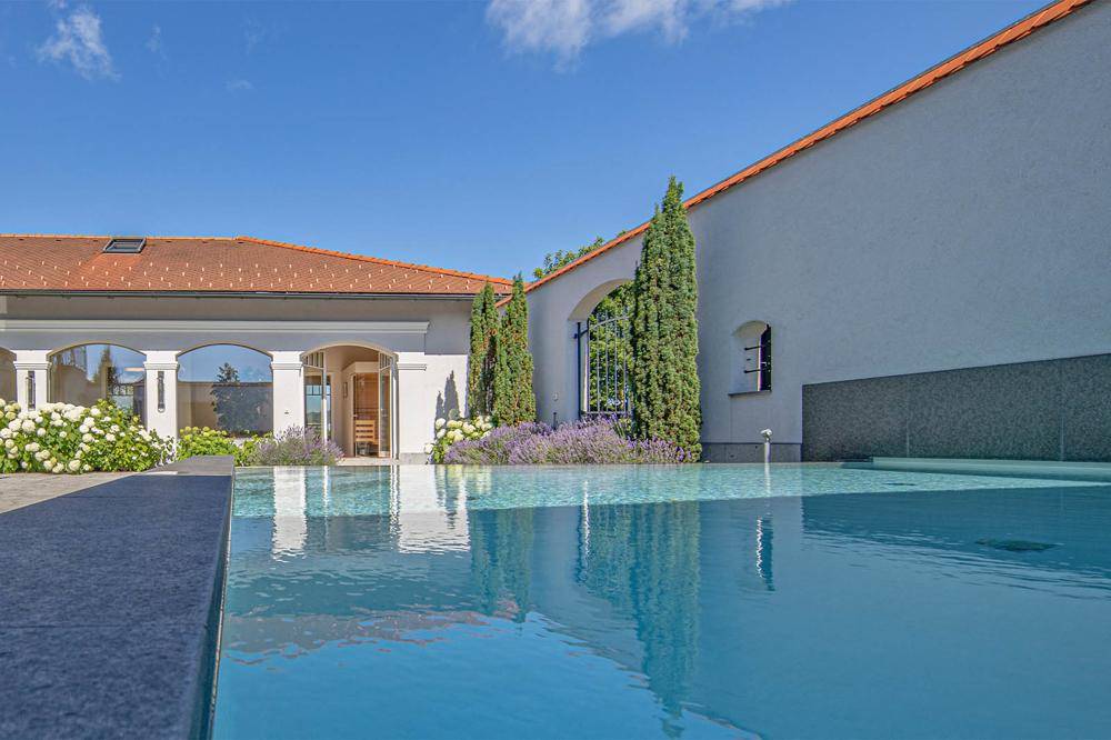 Poolfreuden im Infinity-Pool