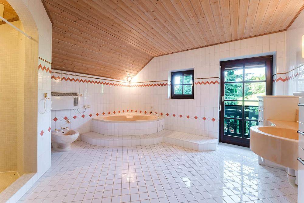 Hauptbadezimmer mit viel Raum, Licht und der Möglichkeit zur stilvollen Neugestaltung