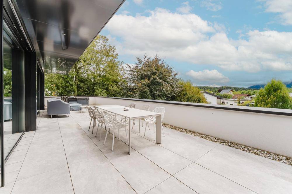 ... mit direktem Zugang auf die großzügige Terrasse