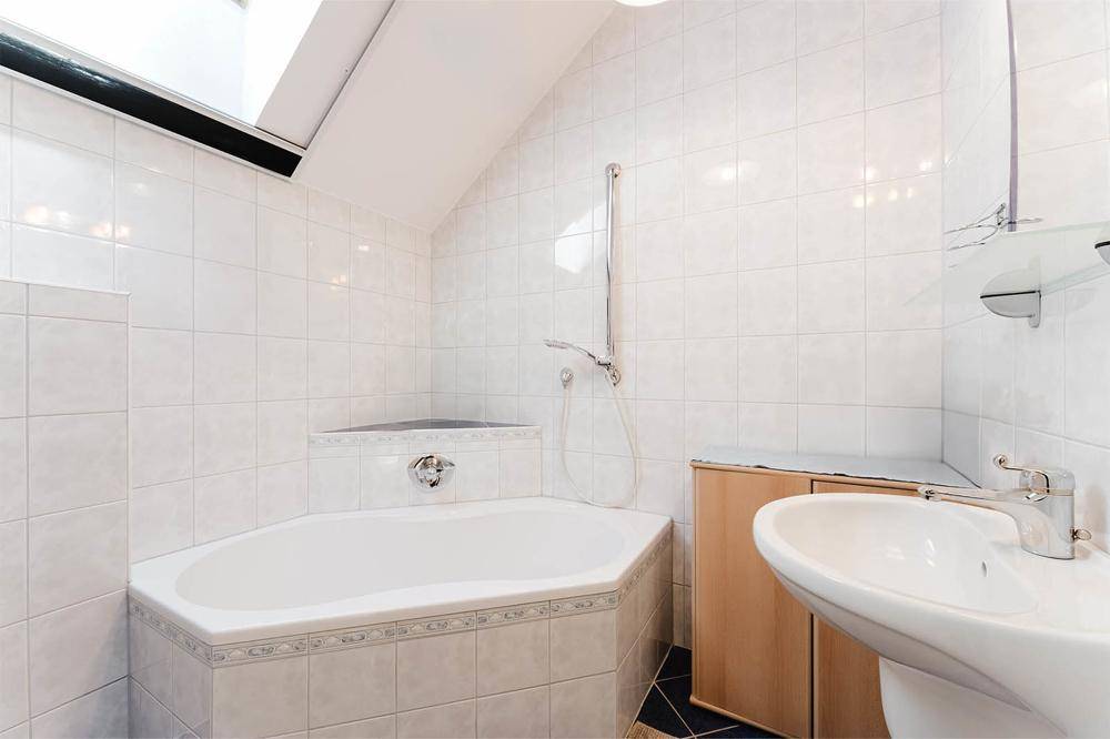 Das Badezimmer mit Badewanne