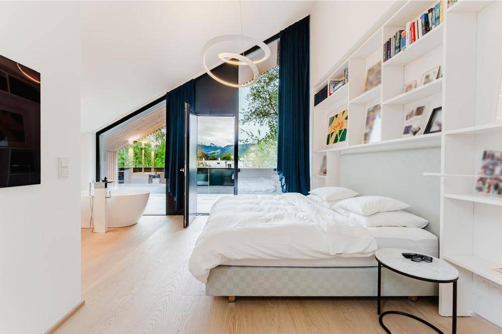 Das Master-Schlafzimmer mit freistehender Badewanne ...