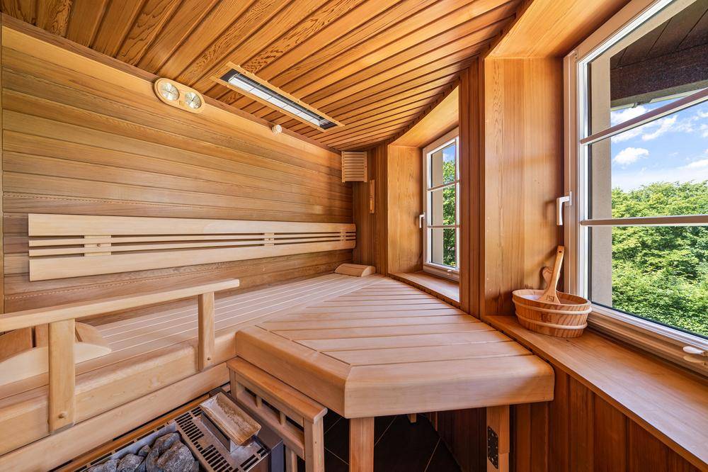 ... und integrierter Sauna mit Weitblick