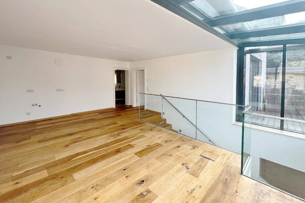 Die Treppe mit modernen Glaselementen ...