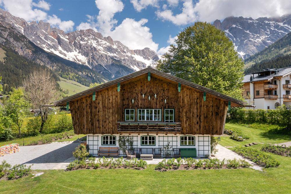 Vorderansicht des Hauses mit dem Hochkönig im Hintergrund